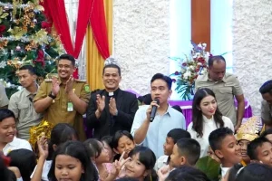 gibran-rakabuming-raka-bagikan-hadiah-natal-kepada-anak-anak-di-medan